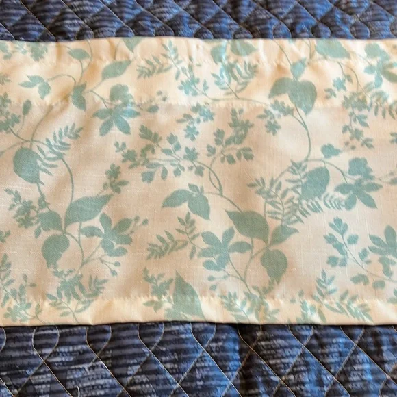 Pretty 🤩 3 piece green and cream color kitchen curtain set, like new condition! - Picture 5 of 7